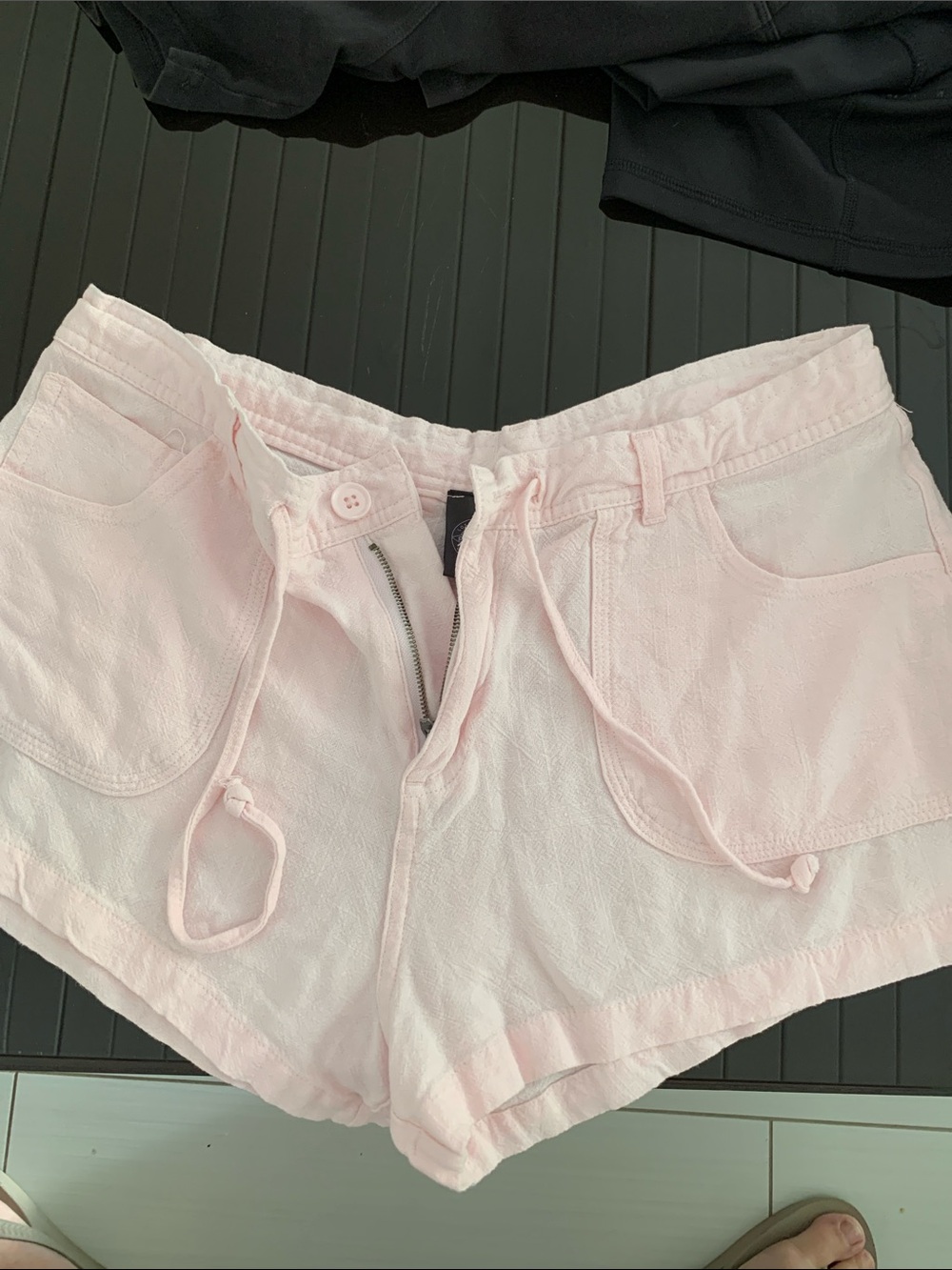 PacSun Light Pink Drawstring Shorts in 100 % cotton , adjustable waist cord
